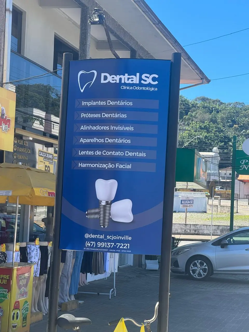 Letreiro da DentalSC Odontologia no bairro Boehmerwald, em Joinville